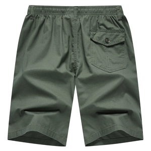 Dettaglio di pantaloncini cargo in cotone con vita elastica e tasca posteriore con patta