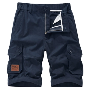 Dettaglio dei pantaloncini cargo blu navy con toppa in pelle vintage e tasche laterali