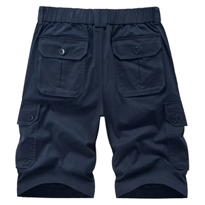 Dettaglio dei pantaloncini cargo blu scuro con elastico in vita e grandi tasche posteriori