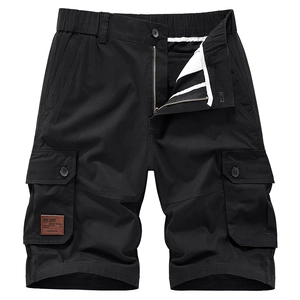 Pantaloncini cargo neri rétro da uomo con tasche multiple e toppa in pelle su sfondo bianco