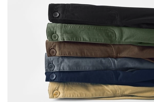 Dettaglio che mostra i colori e la trama del tessuto twill dei pantaloncini cargo