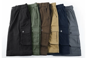 Presentazione piatta di pantaloncini cargo vintage da uomo in sei colori diversi