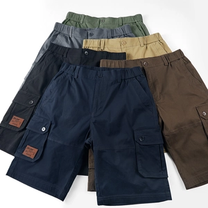 Layout a ventaglio di pantaloncini cargo multitasche da uomo in sei colori diversi