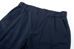 Dettaglio dell'elastico in vita e delle cuciture sui pantaloncini cargo blu scuro da uomo