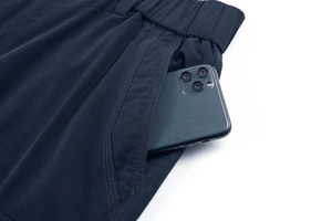 Dettaglio ravvicinato dei pantaloncini cargo con ampie tasche laterali e vita elasticizzata