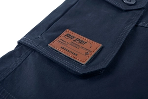 Dettaglio della tasca dei pantaloncini cargo blu scuro con etichetta in pelle FREE SPIRIT
