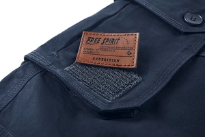 Dettaglio dei pantaloncini cargo in tela scura con patch in pelle e patta a bottone