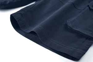 Dettaglio della doppia cucitura rinforzata sul tessuto twill dei pantaloncini cargo