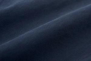 Primo piano della trama del tessuto tessile blu scuro dei pantaloncini cargo vintage da uomo