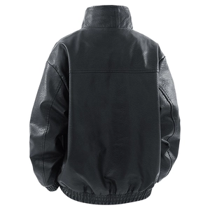 Herren Bikerjacke aus schwarzem Kunstleder mit Stehkragen und Rippstrickbündchen auf Weiß