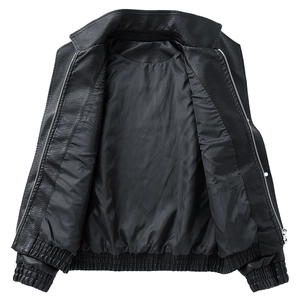 Detailansicht der schwarzen PU-Lederjacke mit Innenfutter aus Polyester und Innentasche