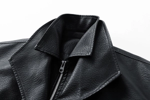 Detailaufnahme des Stehkragens und des silbernen Metallreißverschlusses der schwarzen PU-Jacke