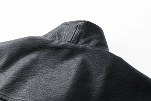 Makroaufnahme der schwarzen PU-Lederjacke mit feiner Ledernarbung und Nähten