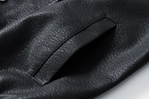 Makroaufnahme präziser Nähte an der schwarzen Kunstlederjacke-Tasche für Herren