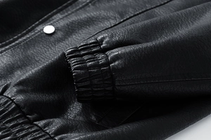Detail der PU-Lederjacke mit elastischem Bündchen, Litschi-Muster und Silberdruckknopf
