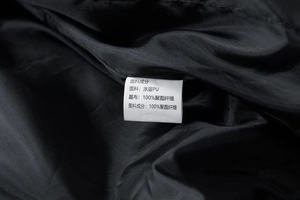 Macro-opname van het waslabel met details over de PU en polyester samenstelling