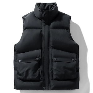Gilet imbottito nero da uomo con collo alto e grandi tasche con patta esterna