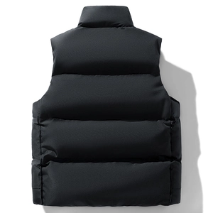 Dettaglio delle cuciture orizzontali trapuntate di un gilet nero imbottito da uomo con collo alto