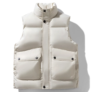 Gilet imbottito da uomo bianco crema con collo alto per l'inverno e design puffer