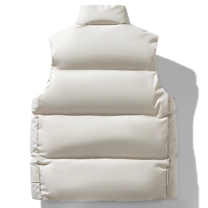 Vista posteriore del gilet imbottito bianco panna con colletto dritto e trapuntatura