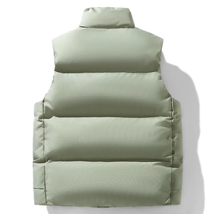 Vista posteriore di un gilet trapuntato verde chiaro da uomo con cuciture orizzontali