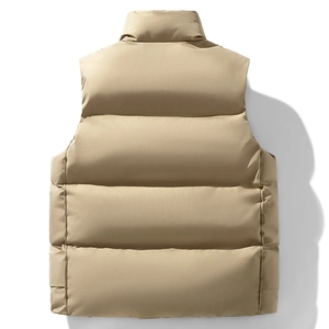 Vista posteriore del gilet imbottito kaki con collo alto e tessuto antivento