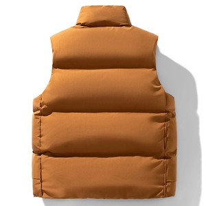 Vista posteriore del gilet trapuntato da uomo color caramello con collo alto