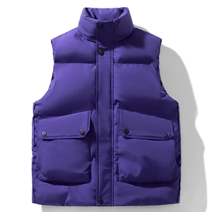 Gilet imbottito da uomo viola scuro con collo alto e ampie tasche con patta frontali