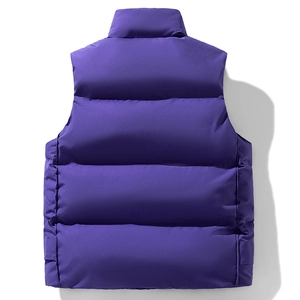 Vista posteriore dettagliata di un gilet trapuntato invernale viola scuro con collo alto
