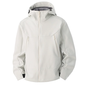 Detailansicht der wasserabweisenden Softshelljacke mit lasergeschnittenen Belüftungslöchern