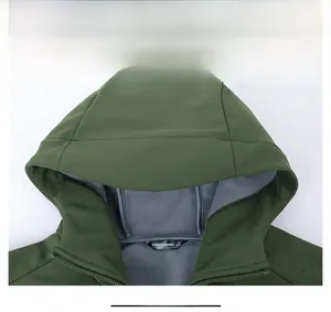 Detailansicht der dunkelgrünen Softshelljacke mit Karostruktur und Reißverschluss