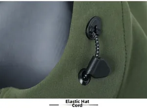 Detailansicht der armygrünen Softshelljacke mit verstellbaren schwarzen Kordelzug-Stoppern