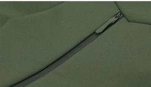 Detail der armee-grünen windfesten Softshelljacke mit verdecktem Reißverschluss und mattem Stoff