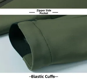 Detail der olivgrünen Jacke mit seitlicher Reißverschlusstasche und elastischen Bündchen