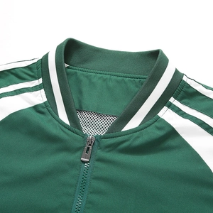 Détail du col côtelé et de la doublure en maille sur la veste de loisirs vert forêt