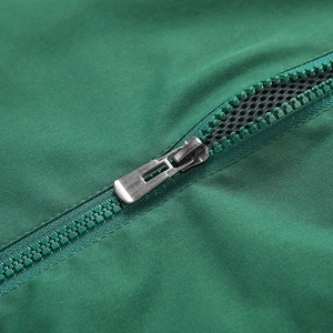 Gros plan de la veste de sport verte avec fermeture éclair en métal et doublure mesh