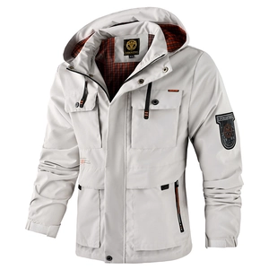 Veste à capuche homme gris clair avec détails zippés orange et poches fonctionnelles