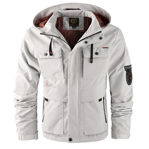 Veste à capuche blanche pour homme avec doublure à carreaux et écusson vintage