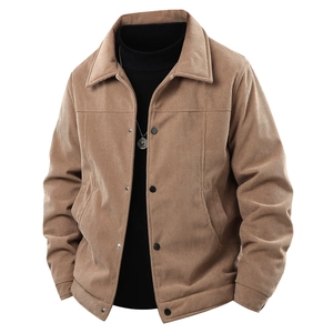 Detail der khakifarbenen Cordjacke mit gerippter Stoffstruktur und klassischem Knopfverschluss