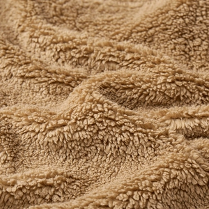 Detaillierte Nahaufnahme der braunen dicken Fleece-Stofftextur für Herren-Outdoor-Winterjacke