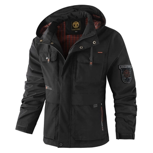 Vue détaillée de la veste à capuche noire avec doublure à carreaux rouge et écusson