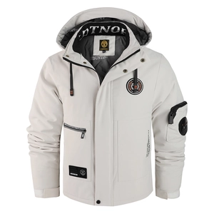 Dettaglio del parka beige con cappuccio, coulisse regolabile e tasche con zip funzionali