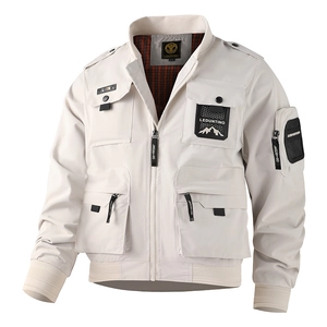 Detail van gebroken wit tactisch bomberjack met multi-pocket design en logo borduurwerk