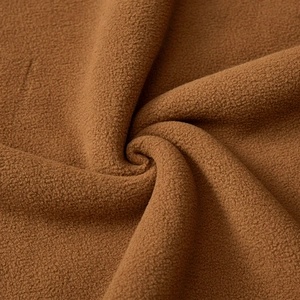 Detaillierte Makro-Textur von dickem braunem Fleece-Stoff für warme Herren-Winterjacken