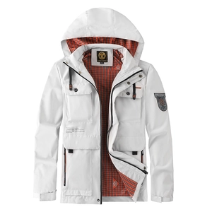 Détail d'une veste blanche à capuche avec doublure à carreaux orange et grandes poches