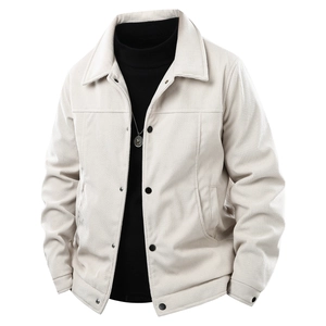 Details der Cordstruktur und des Knopfkragens dieser cremefarbenen Winterjacke