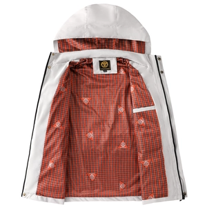 Détail d'une veste blanche à capuche avec doublure à carreaux orange et étiquette de marque