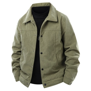 Detailansicht der olivgrünen Cordjacke mit Fleecefutter und Knöpfen für Herren