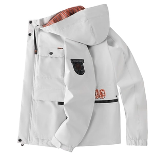 Détail de veste à capuche blanche avec imprimé camouflage orange et doublure