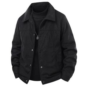 Detail der schwarzen Cordjacke mit Umlegekragen und Druckknopfverschluss aus Metall